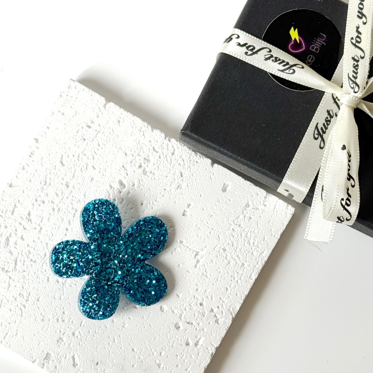 blue flower resin brooch